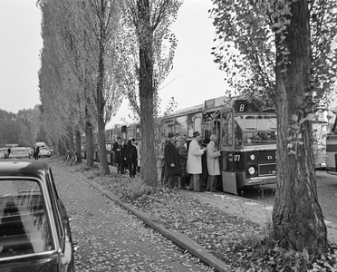 855113 Afbeelding van de autobussen die ingezet worden voor het transport van het publiek bij de laatste paardenrennen ...